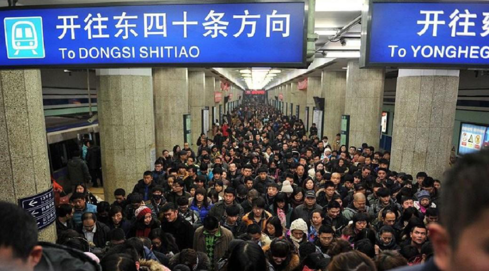 早上挤地铁,中午叫外卖,晚上刷手机,打工人如鲠在喉的一天