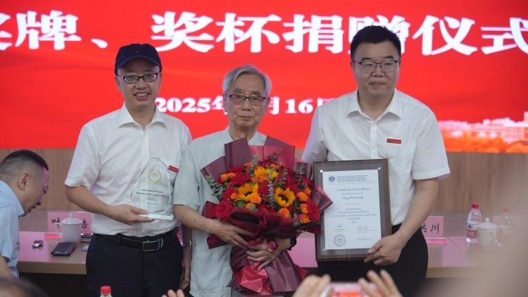 国内第二位！杨武能获“北极光”杰出文学翻译奖，他把奖杯赠予学校_腾讯新闻
