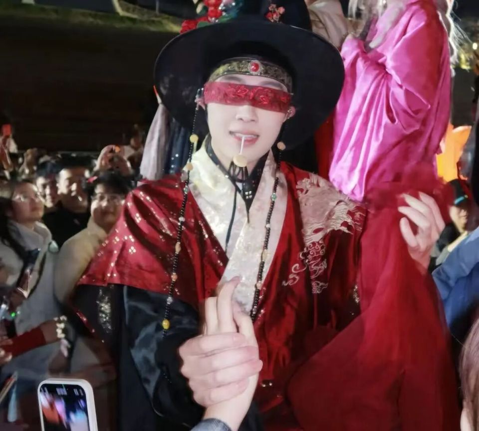景区擦边 畸形内卷 取悦女性 中国男色经济的狂飙