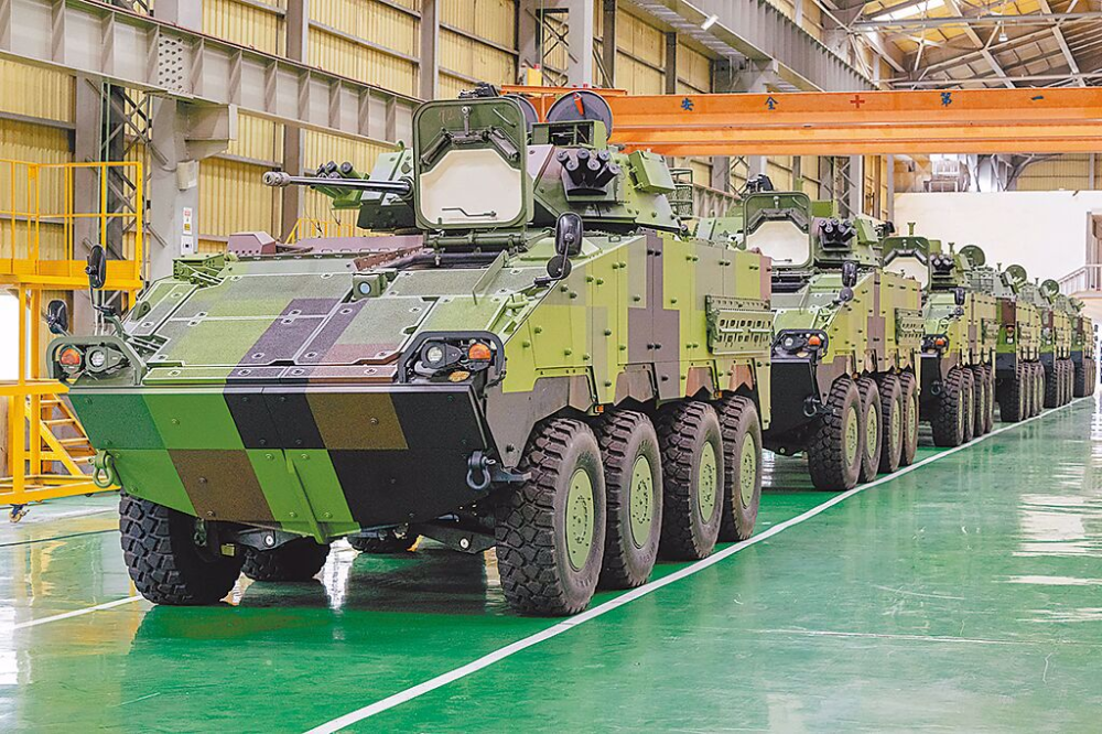 台当局防务主管部门自行研发生产的云豹八轮装甲车钢板竟出现裂纹
