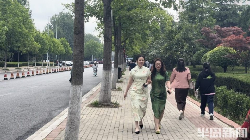 瞧,"旗袍妈妈"花样助考