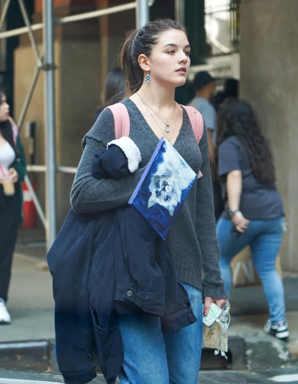 17岁苏瑞·克鲁斯久违现身,素颜精致体态优美,身高占优随了妈妈_腾讯