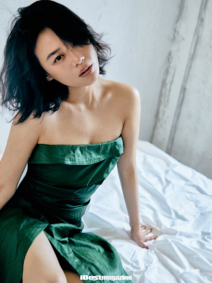 马思纯再登杂志封面,大秀窈窕身姿性感妩媚,五官精致令人心动