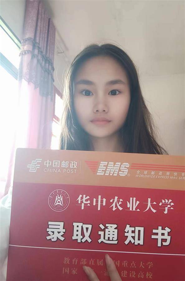 昔日老师成校友 贵州彝族女孩考上华中农大