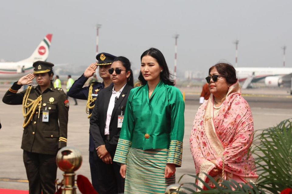 不丹国王全家出访33岁王后越发神似凯特8岁龙太子接受90度鞠躬