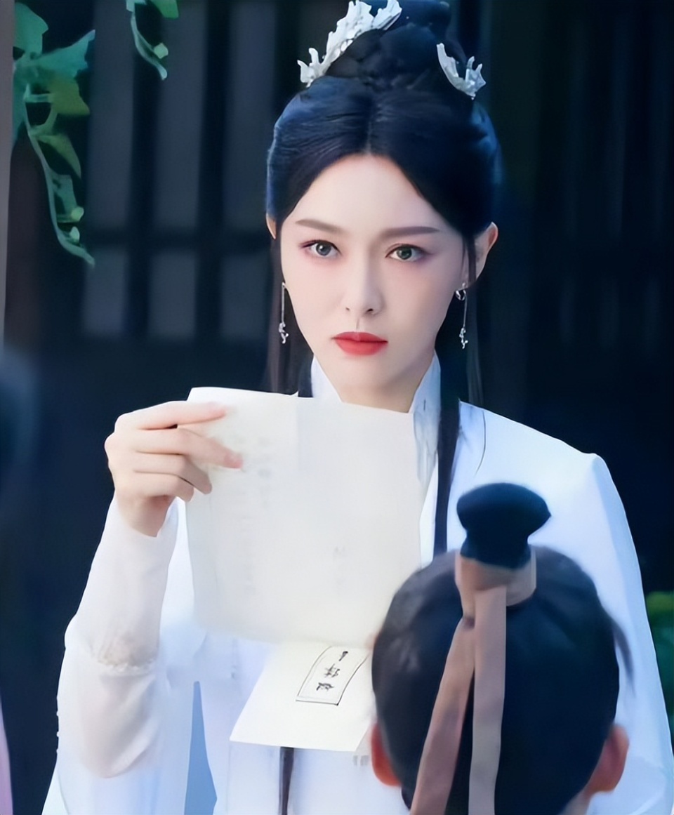 唐嫣穿廉价的影楼婚纱直播卖货全程没笑容她是没有事业心了