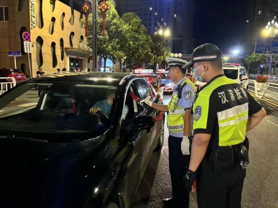 交警夜查酒驾图片高清图片