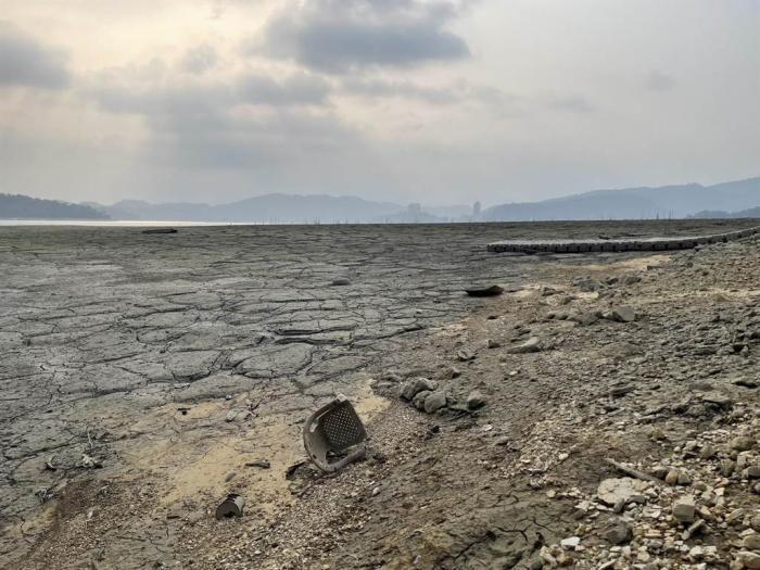 旱情严重台湾日月潭九蛙叠像神秘黑洞全露出