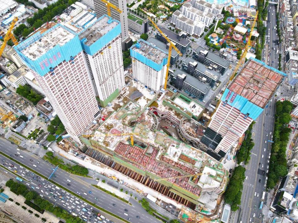 中建四局万致天地商业中心项目首栋塔楼顺利封顶_腾讯新闻