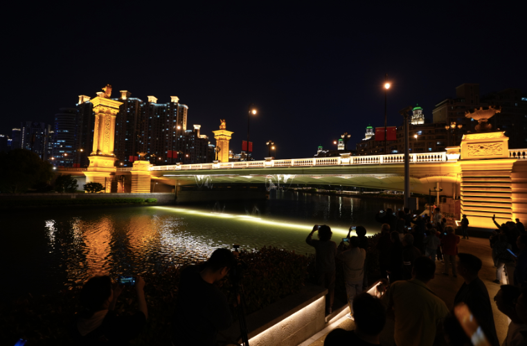 全市首个跨苏州河灯光水幕景观桥正式亮相!