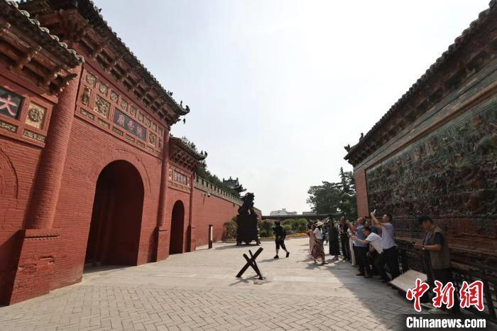 海外华文媒体代表拜谒解州关帝庙