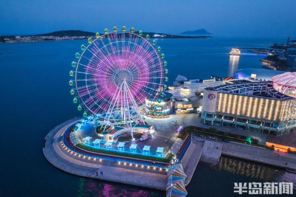 经过前期的设计改造,琴岛之星摩天轮得到了全新"升级",特别是爱情主题