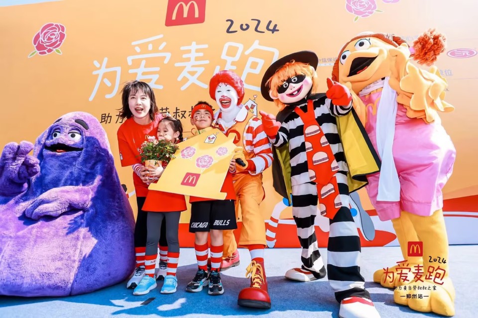 郑州逾千名小朋友 "为爱麦跑" 全国20城近6万人联动""