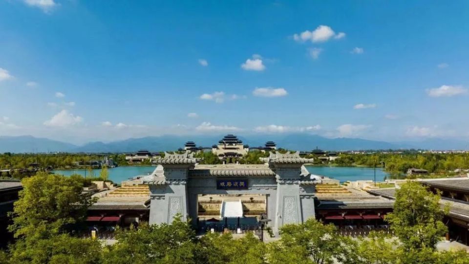 再到兴汉胜境景区打卡汉文化博览园区,体验一场大型实景演艺《汉颂》