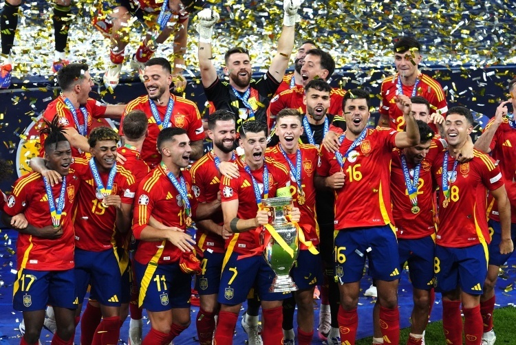 最终西班牙2-1击败英格兰,夺得队史第4座欧洲杯冠军