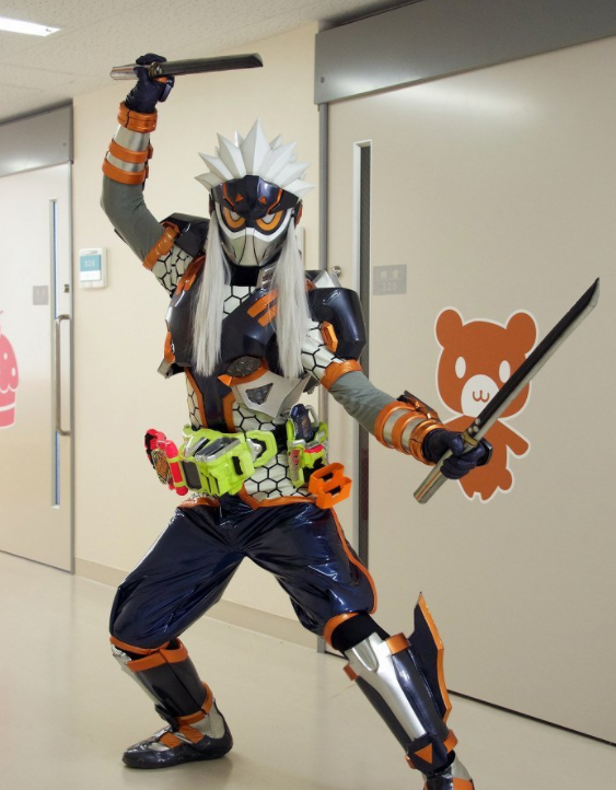 假面骑士天灾完整皮套造型公开 风魔的皮套被拆了 裤子都给薅走了