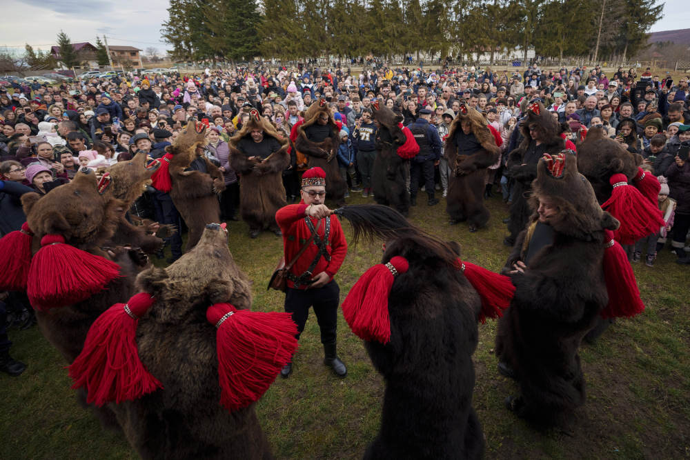 罗马尼亚:"熊舞"迎新年_腾讯新闻