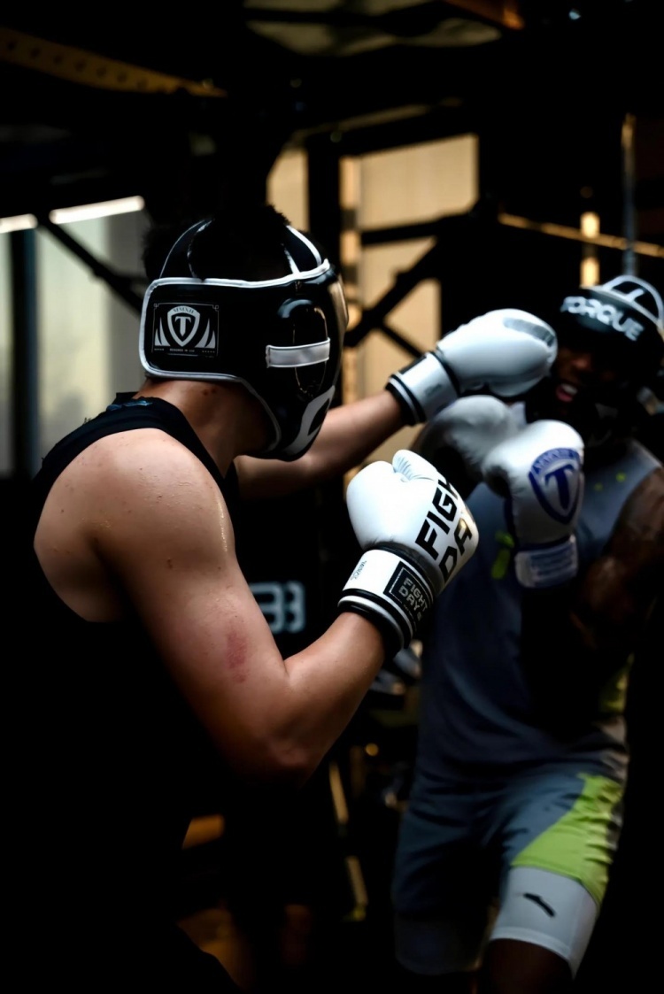 王薪凯与威姆斯打拳:场上比球技 场下比拳技