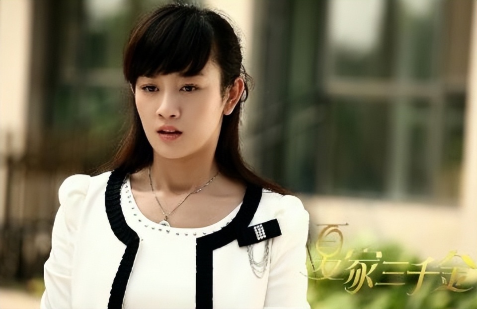 迫于压力整容,清冷美人面目全非,35岁回头演女配,脸上毫无表情