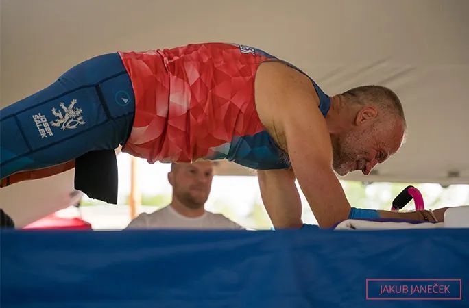 近10小时的平板支撑再破世界纪录