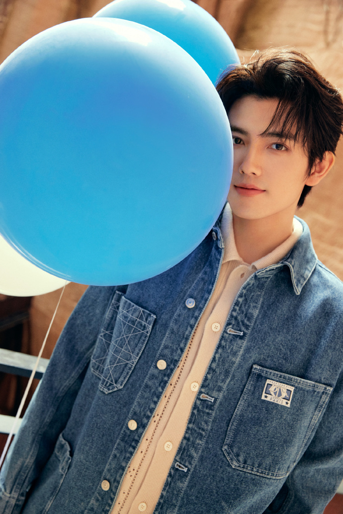陈飞宇晒照庆24生日怀抱气球阳光帅气精修图宛如卡通人物
