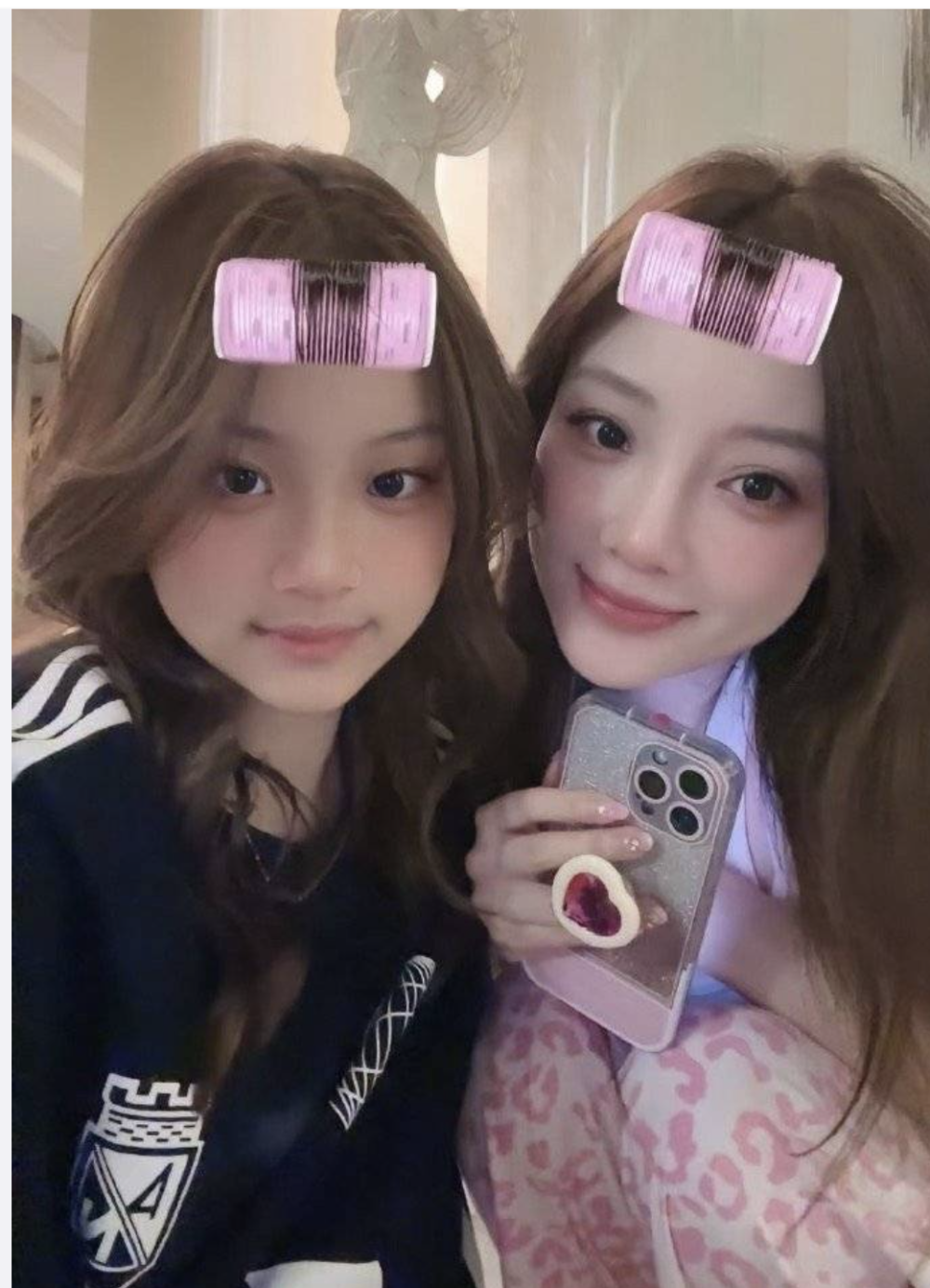 李小璐和甜馨海边玩:走一起像「姐妹」,42岁扎麻花辫像20岁