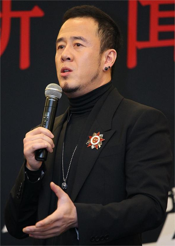 从红极一时到街头商演,杨坤沦落到如今,根本怨不得任何人_腾讯新闻