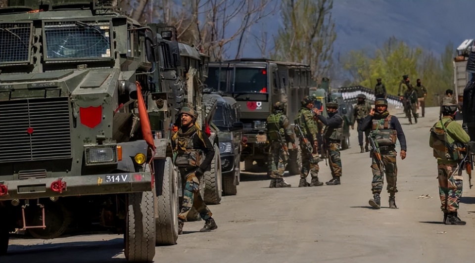 印度向边境增兵后国防部中国军队始终保持高度戒备