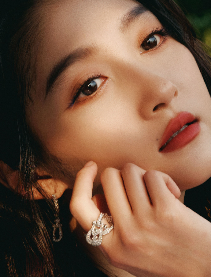 关晓彤分享海边美照,一袭白裙宛如新娘,大秀纤细美腿惹人爱