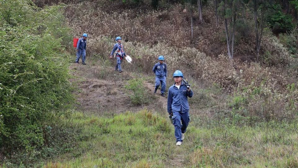 南方电网兴义供电局员工高空之上用责任守护安全送去光明