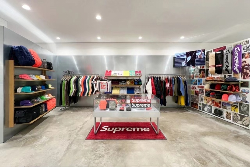 有时尚博主表示,supreme本来在北京dsm就有在卖,而且相关的代购也很