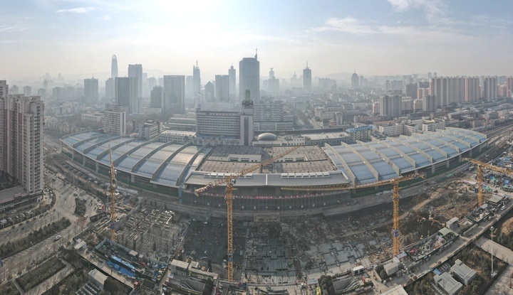 其中側站房地下一層與既有北廣場地下空間連通,高架候車廳上跨濟南站