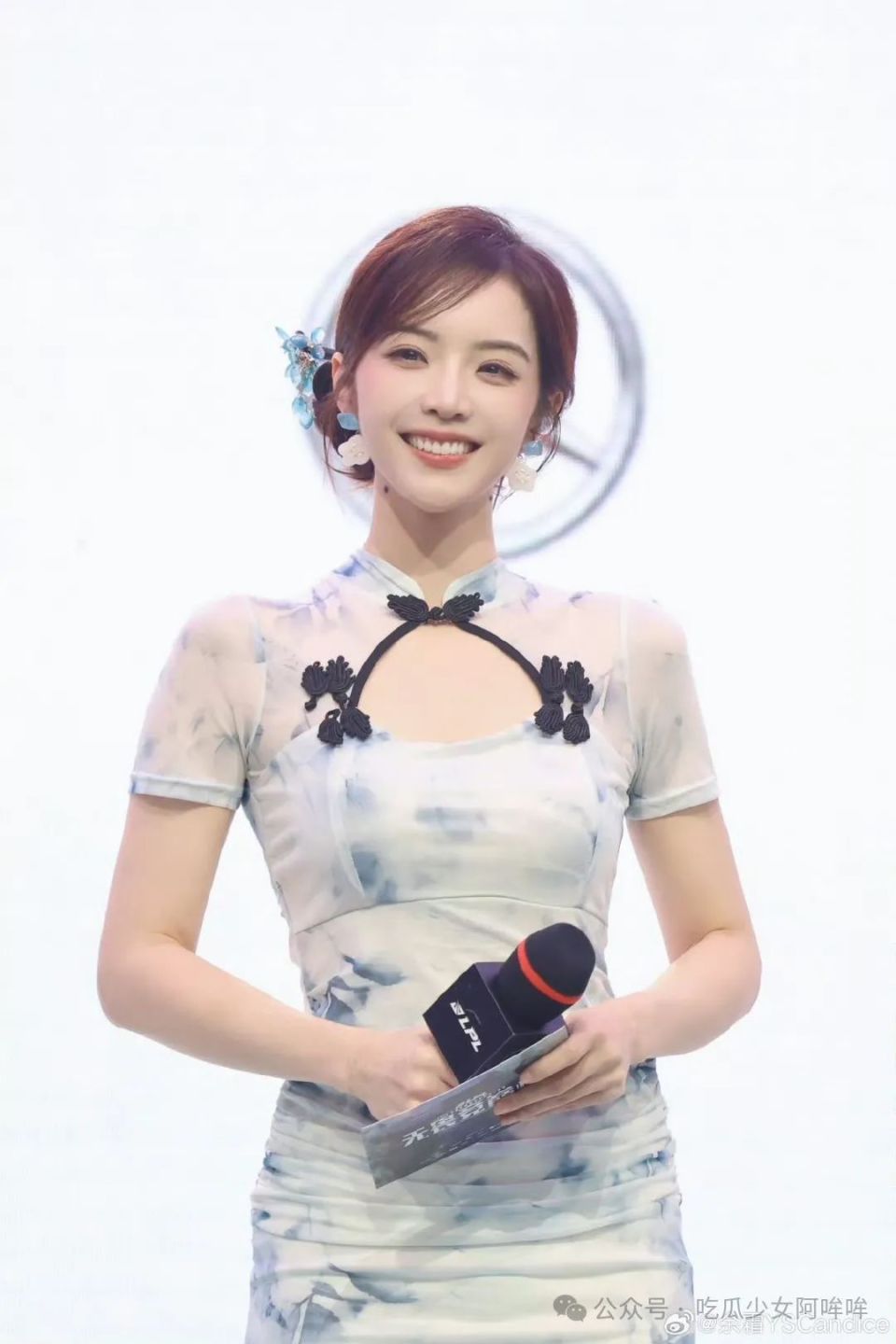 电竞女主持里面长得也好看身材也很高挑有着超高的业务能力余霜是一名