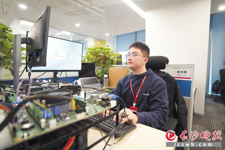 24岁千禧龙从小接触计算机如今想为国产芯片发展献力