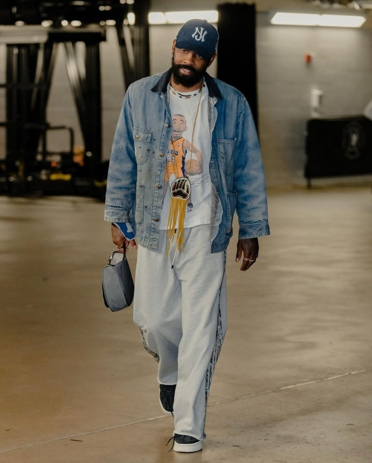 良心带盐人欧文拎个小包穿搭休闲科比卡通人物吸引眼球