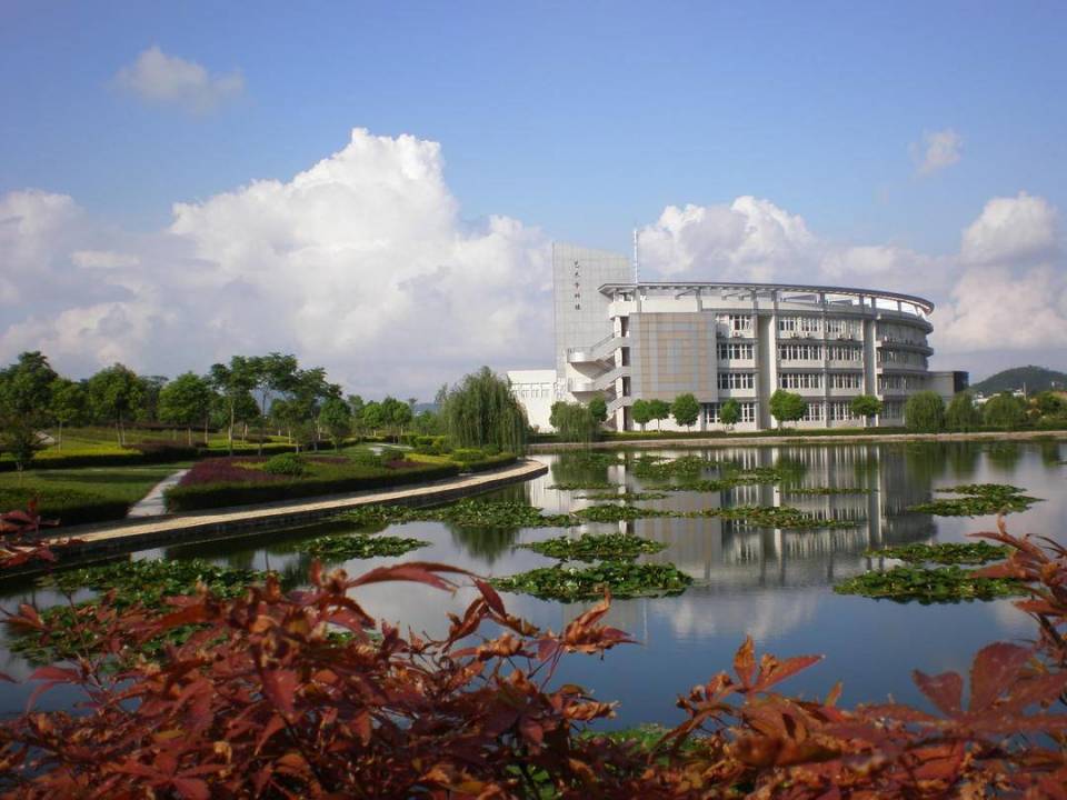 南京财经大学怎么样,是重点大学吗(南京财经大学不是211,但分为什么高?)