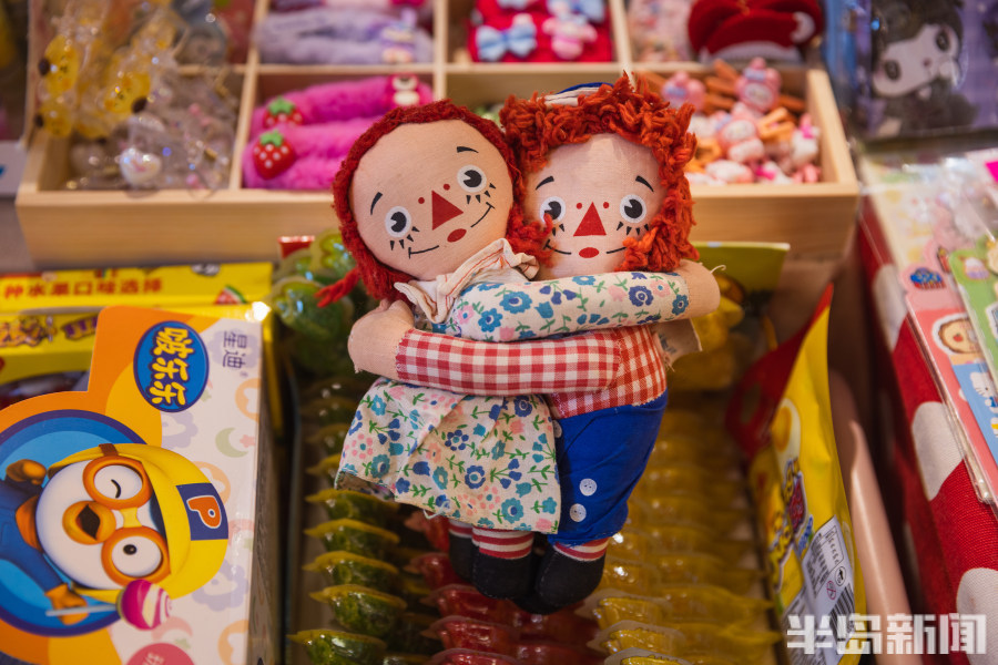 她一个老城小巷里的玩具收藏家