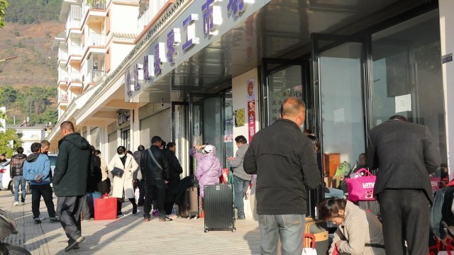 保山施甸首批务工人员踏上征程