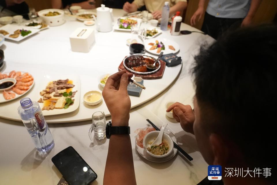 男子吸烟同伴瞎扯"熏蚊子",专家:餐厅应履行控烟职责