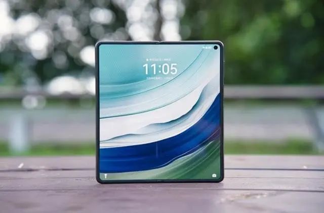 华为mate x5折叠屏手机的出现,就如同一位身披斗篷的魔术师,轻轻一挥