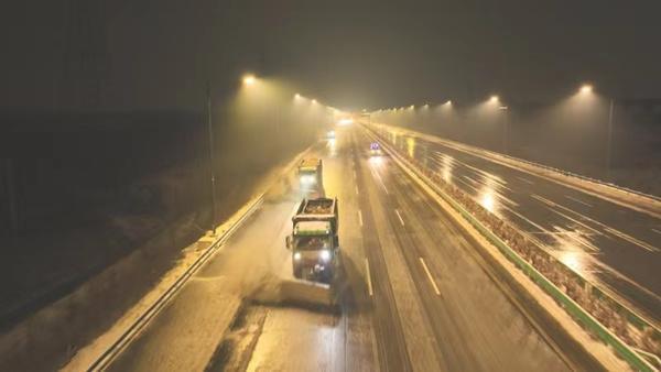 受低溫雨雪冰凍天氣影響河南多條高速禁止通行