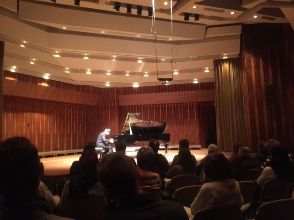 2023年,王一粟以全科接近满分的优异成绩毕业于德国汉堡音乐与戏剧