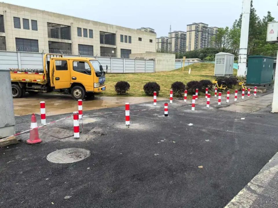 阻车桩守护绿意,洪山"造景"持续推进中