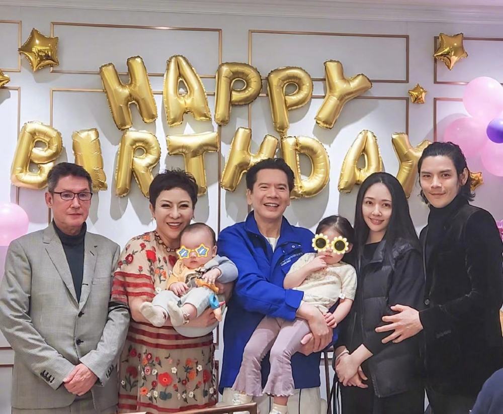 向佐接机郭碧婷和两个孩子,儿子侧颜疑曝光,非常的帅气可爱_腾讯新闻