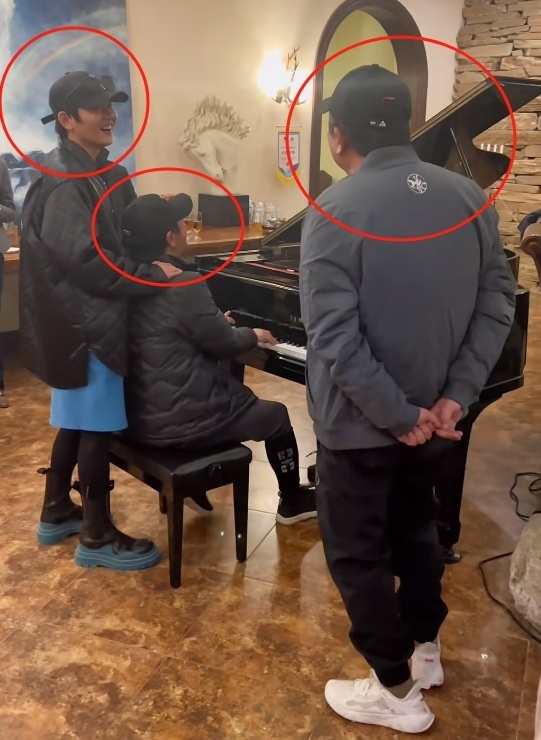 孟鹤堂唱歌,栾树弹钢琴伴奏,于谦正把自己的人脉介绍给干儿子_腾讯
