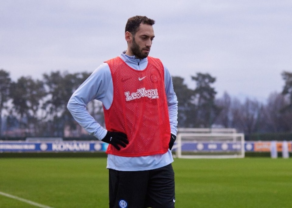 国米官方恰尔汗奥卢右大腿长收肌轻微拉伤