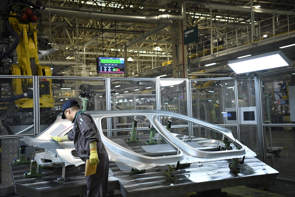 5月31日,工作人员在江苏常州理想汽车智能制造基地焊装车间工作.