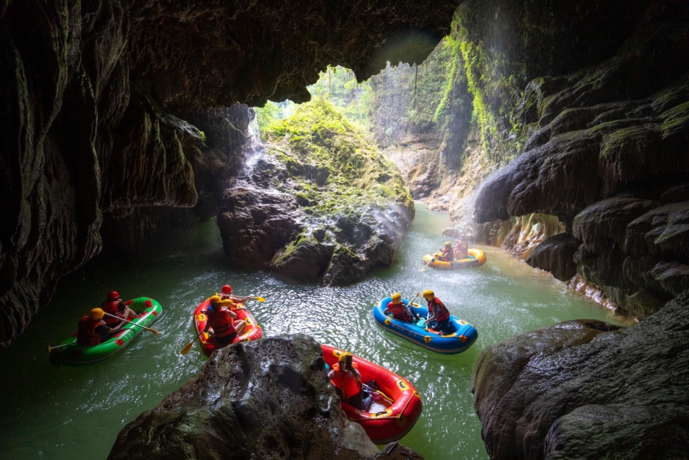 贵州黄平:夏日"漂流热" 游客避暑觅清凉