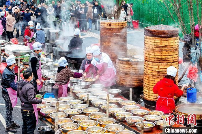 四川合江:长街坝坝宴 热闹迎新年