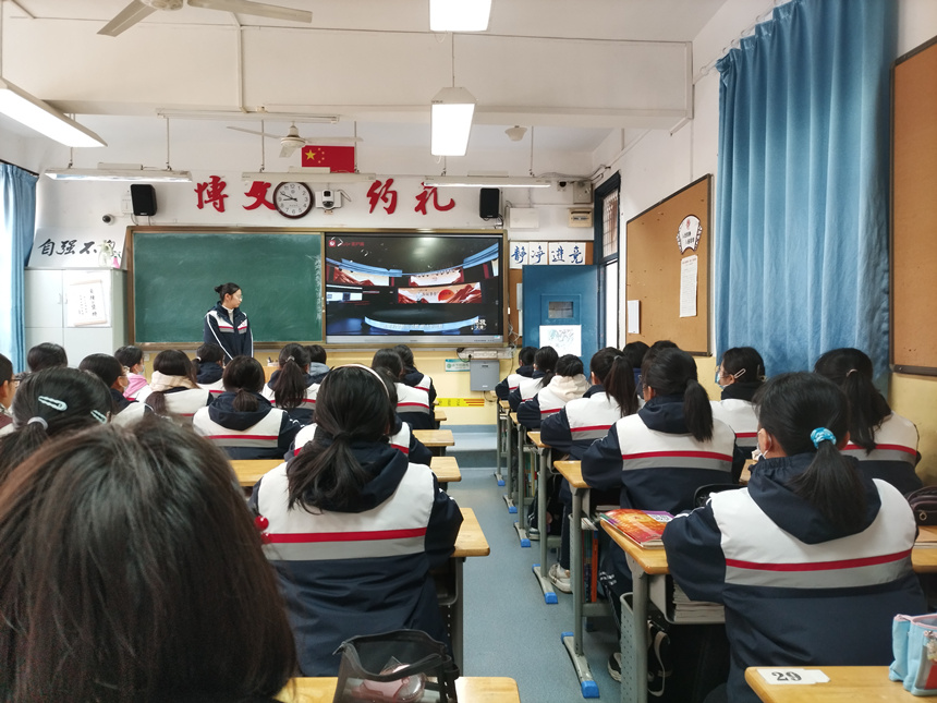 武汉市梅苑学校小学部组织观看思政大课.